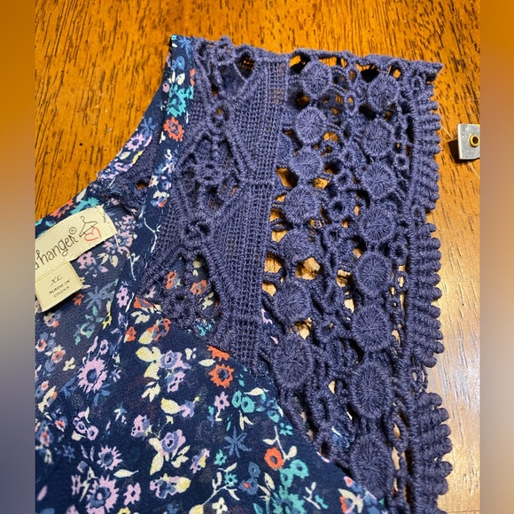 Love on a hanger blouse with crocheted shoulders. Size extra large. - Picture 5 of 10